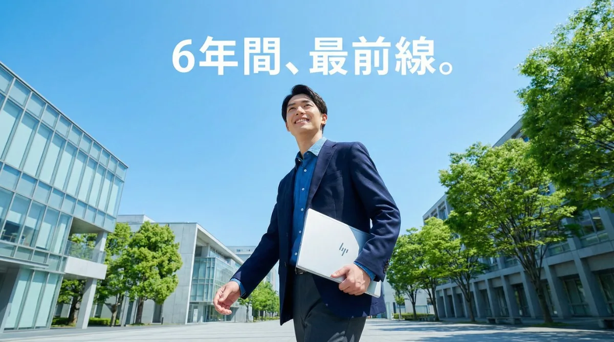 大学のキャンパスのような開放的な場所で、OmniBookを開いて颯爽と歩く大学生